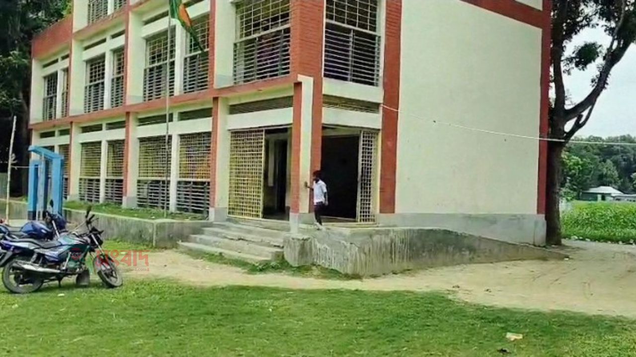 আমিনপুরে শিক্ষকের বিরুদ্ধে ছাত্র ভর্তিতে ঘুষ দাবি, জালিয়াতি ও সরকারি সম্পদ আত্মসাৎ এর অভিযোগ 