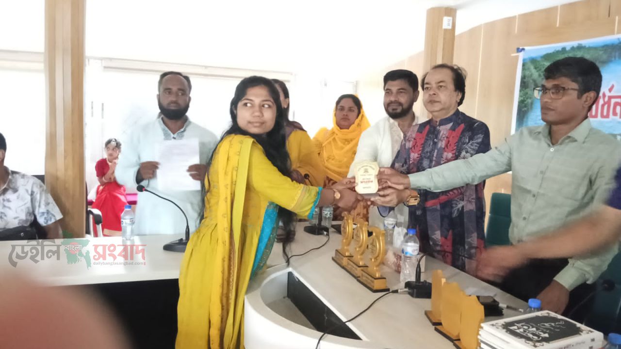 নেত্রকোণার খালিয়াজুরীতে কৃতি শিক্ষার্থী ও গুণীজন সংবর্ধনা অনুষ্ঠিত