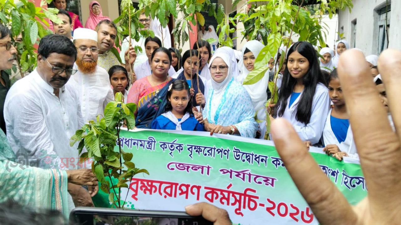৫ বছরে ২৫ কোটি বৃক্ষরোপণ কর্মসূচির অংশ হিসেবে কুড়িগ্রামে বৃক্ষরোপণের উদ্বোধন । 