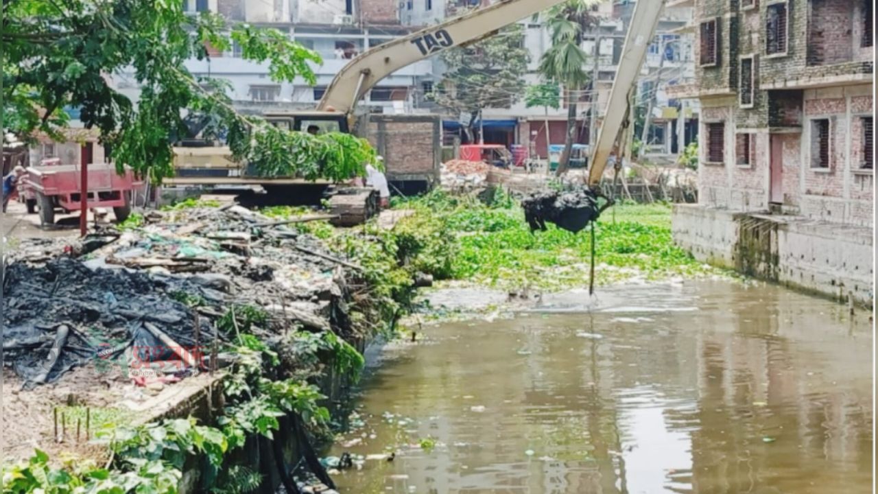 অবৈধ স্থাপনা রেখেই খাল খন: কচুয়ায় সরকারি প্রকল্পের আসল উদ্দেশ্য কি ভেস্তে যাচ্ছে।