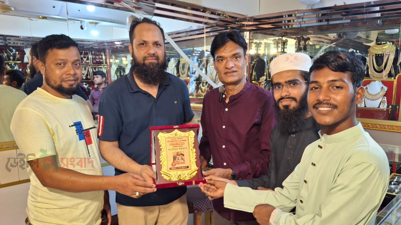 ৫০তম রক্তদান উপলক্ষে খালেদুর রহমানকে প্রত্যয় জুয়েলার্সের সংবর্ধনা