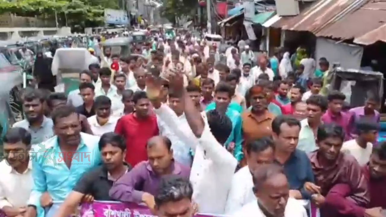 বাঁশখালীতে শ্রমিক দল নেতার ওপর হামলার প্রতিবাদে মানববন্ধন
