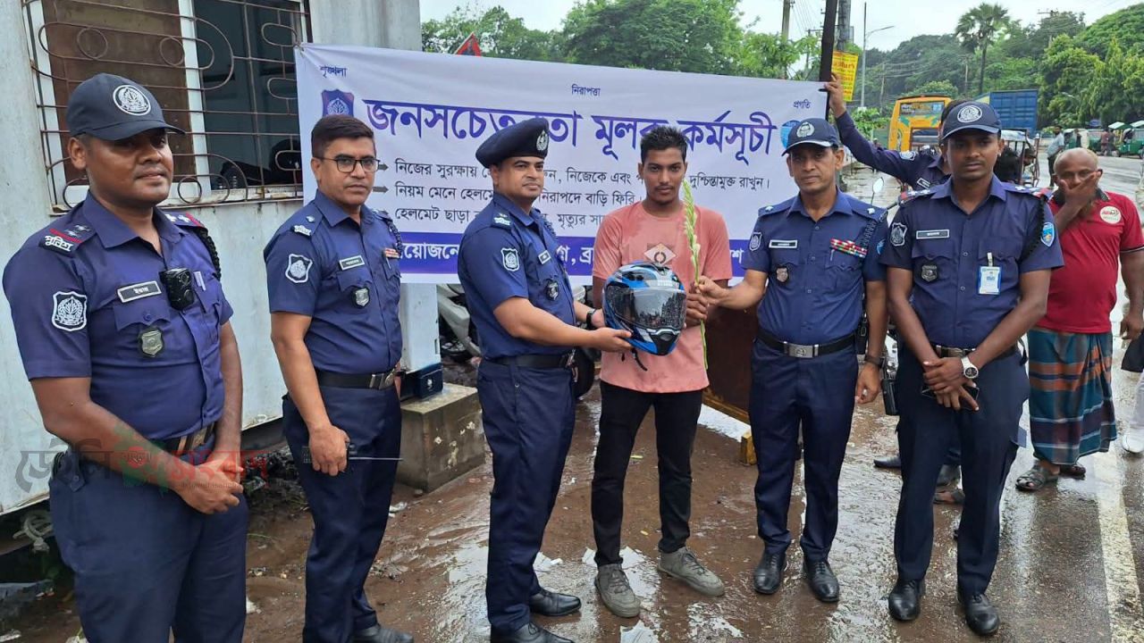 ফুল দিয়ে শুভেচ্ছা,হেলমেট দিয়ে সচেতনতা:ব্রাহ্মণবাড়িয়ায় ট্রাফিক পুলিশের ব্যতিক্রমী উদ্যোগ 