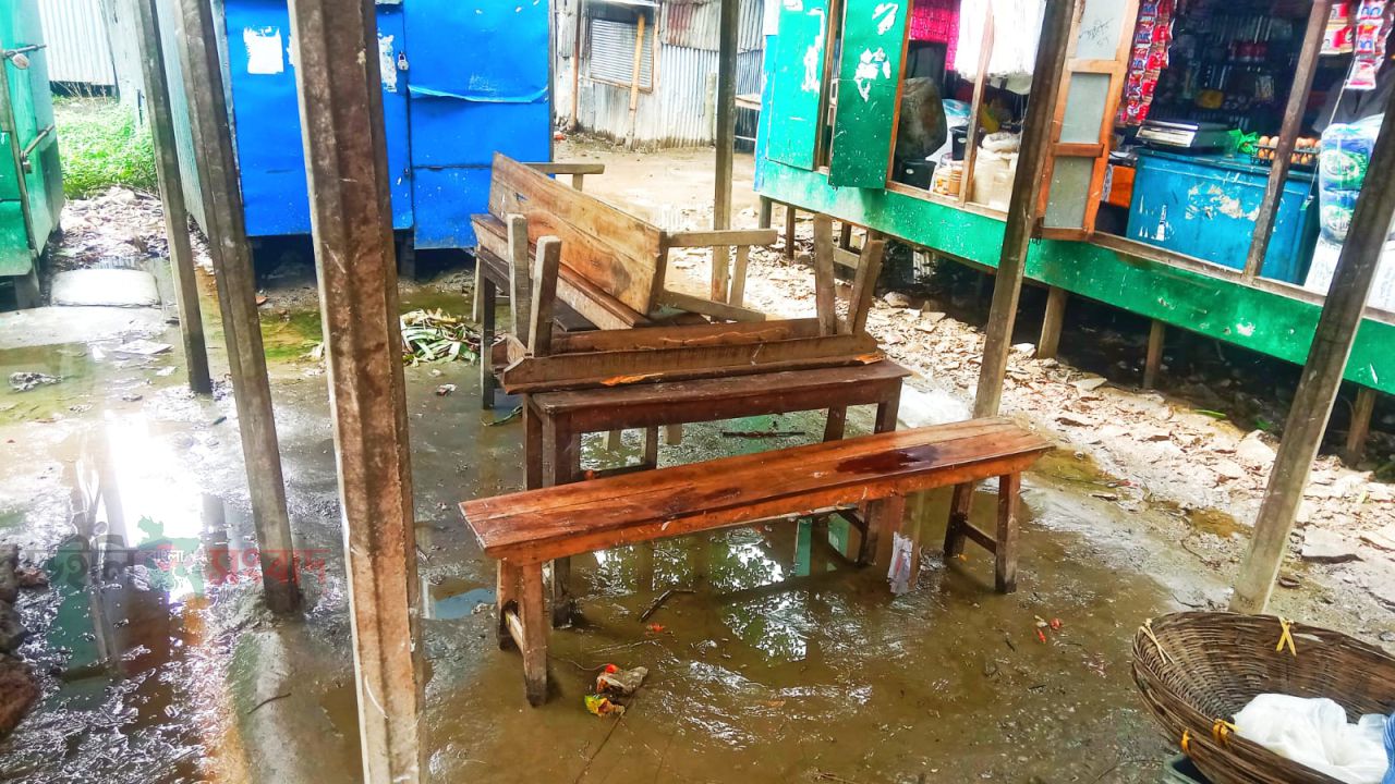একটু বৃষ্টিতেই তলিয়ে যায় বাদিয়াখালী বাজার, দুর্ভোগে ব্যবসায়ীরা 