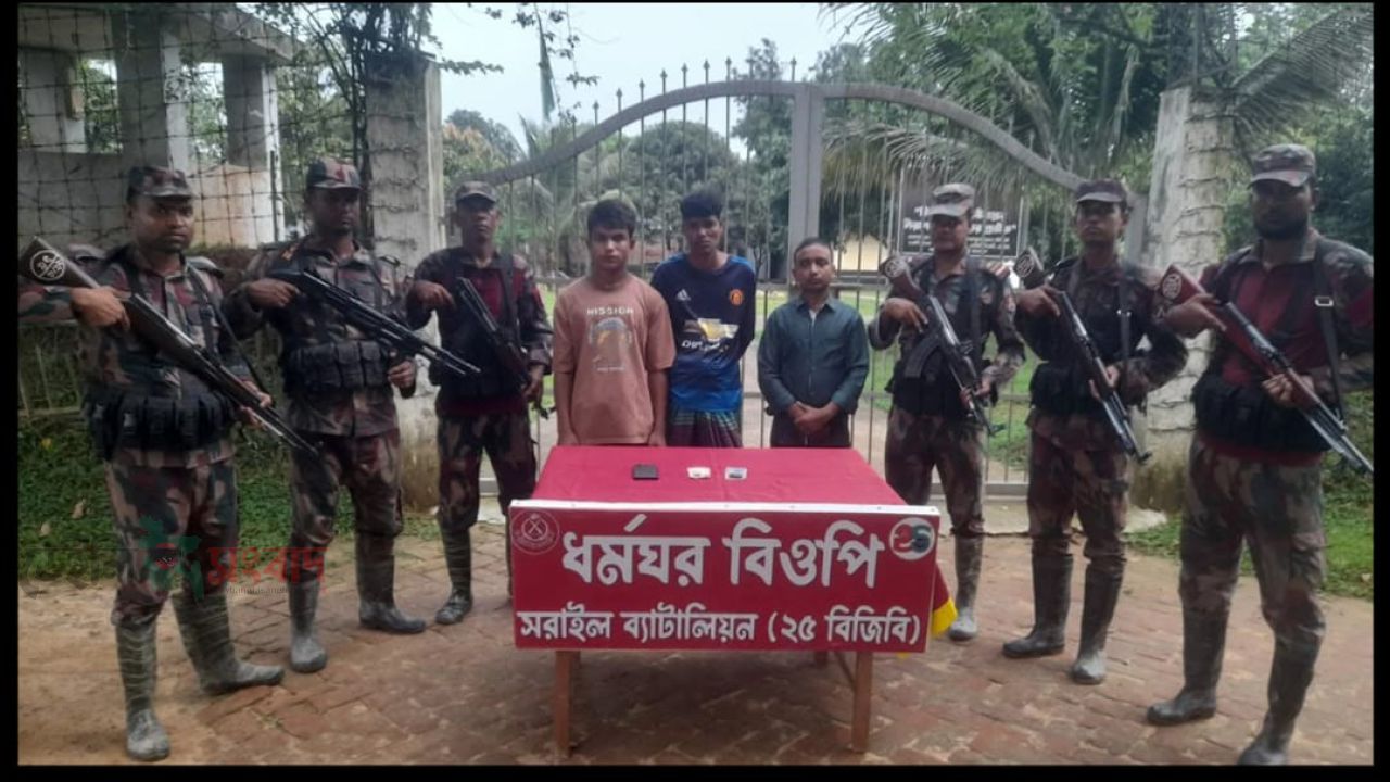১০ হাজার টাকায় সীমান্ত পাড়ির চেষ্টা, বিজিবির হাতে আটক তিনজন।