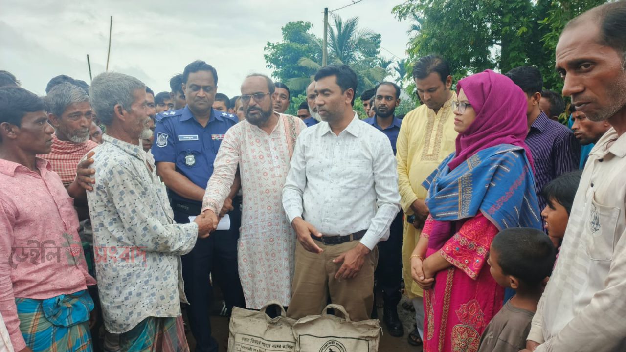 মদনে বজ্রপাতে নিহত পরিবারের পাশে মানবিক সহায়তা নিয়ে দাঁড়াল উপজেলা প্রশাসন