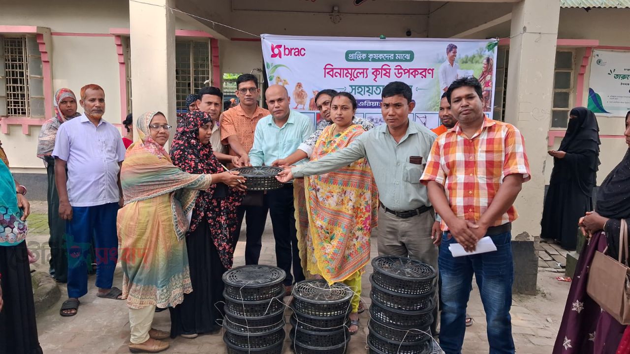 পীরগঞ্জে বিনামূল্যে ৩২ জন নারীর মাঝে হাঁস ও মুরগির বাচ্চা বিতরণ