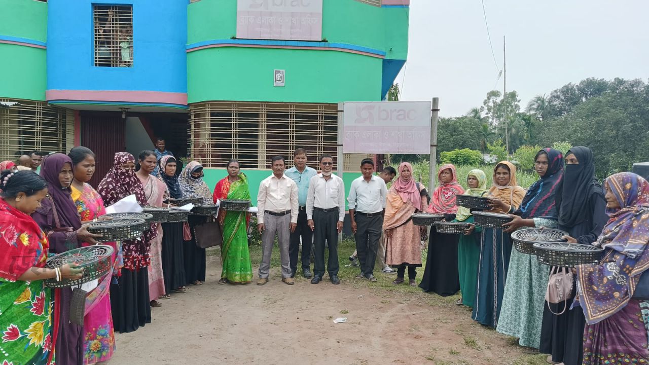 পীরগঞ্জে  বিনামূল্যে ২৮ জন নারীর মাঝে হাঁস ও মুরগির বাচ্চা বিতরণ