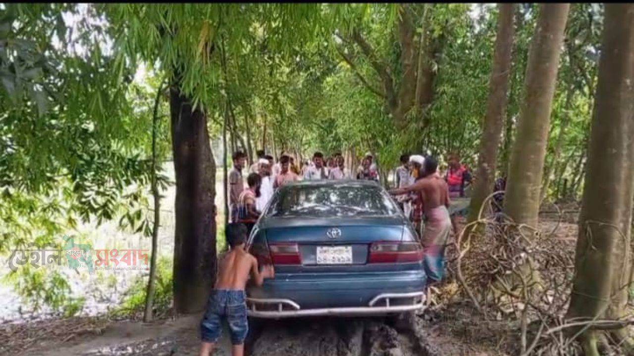 দেড় কিলোমিটার কাঁচা সড়কের দুর্ভোগে সিংহেশ্বরের বাসিন্দারা, বন্ধ দুই মাদ্রাসার কার্যক্রম