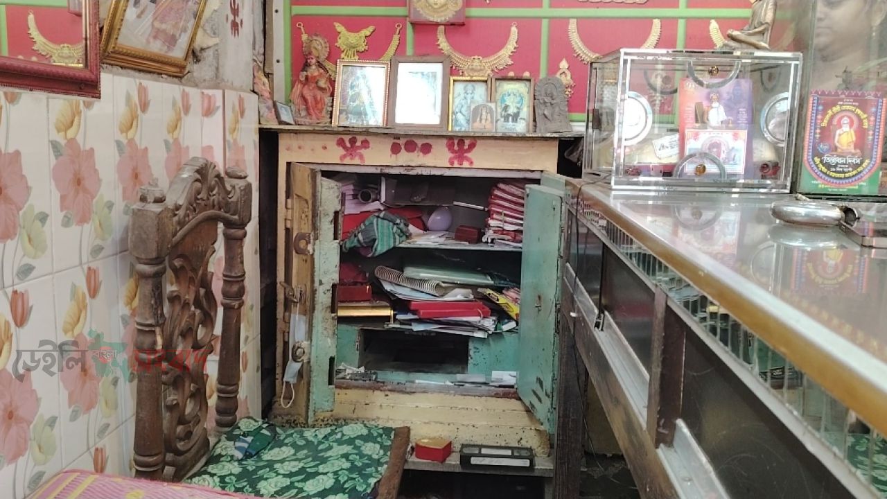 পটুয়াখালীতে জুয়েলারি দোকানে দুর্ধষ্য চুরি: আনুমানিক ১৫ লক্ষাধিক টাকার মালামাল লুট, আতঙ্কে ব্যবসায়ীরা
