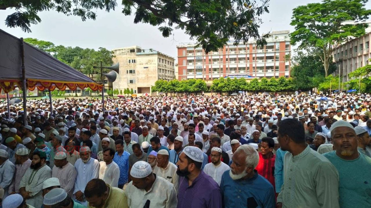 বর্ষীয়ান বিএনপি নেতা অ্যাডভোকেট হারুন-আল-রশিদের শেষ বিদায়ে লাখো মানুষের ঢল।