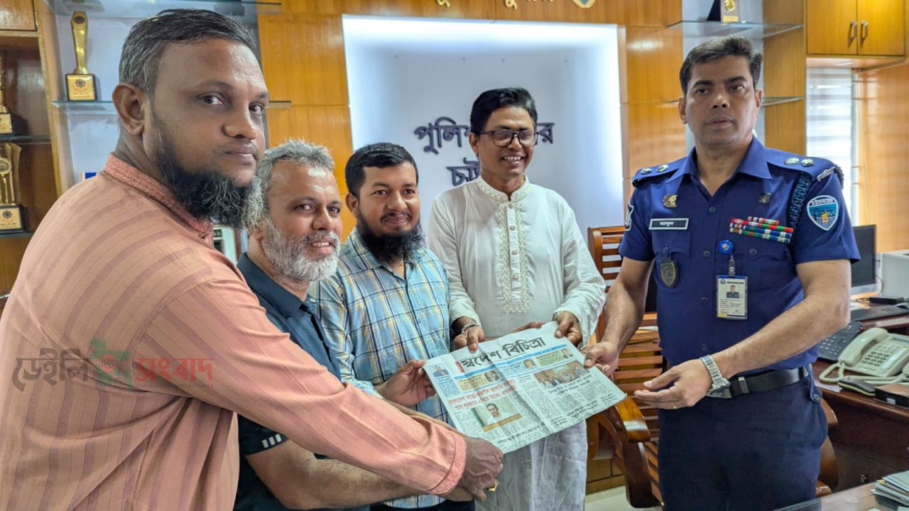 প্রশিক্ষণ কর্মশালা ও গুণীজন সংবর্ধনার আমন্ত্রণপত্র প্রদান উপলক্ষে পুলিশ সুপারের সঙ্গে স্বদেশ বিচিত্রা প্রতিনিধিদের সৌজন্য সাক্ষাৎ
