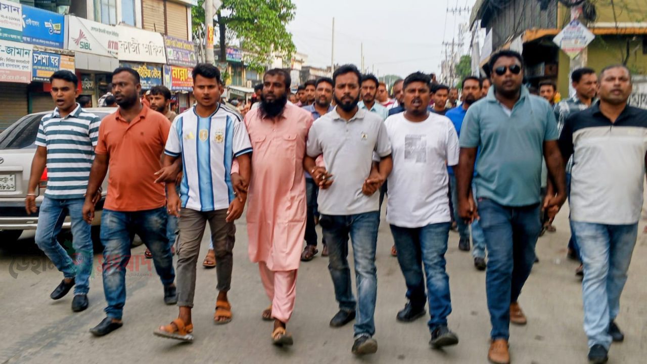 মণিরামপুরে স্বেচ্ছাসেবক দলের প্রতিবাদ মিছিল- রাজপথেই জবাবের ঘোষণা