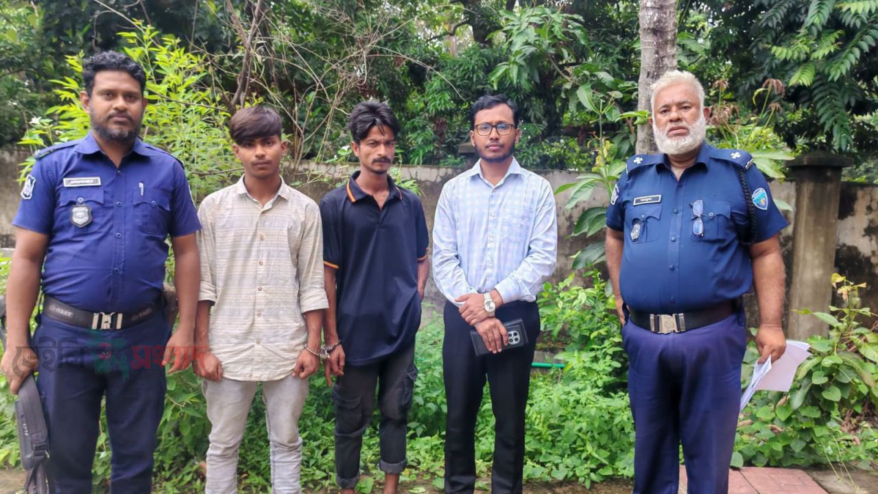 বাঁশখালীতে গাঁজা সেবনের সময় হাতেনাতে দুই অটোরিকশা চালক আটক ,মোবাইল কোর্টে ৬ মাসের কারাদণ্ড