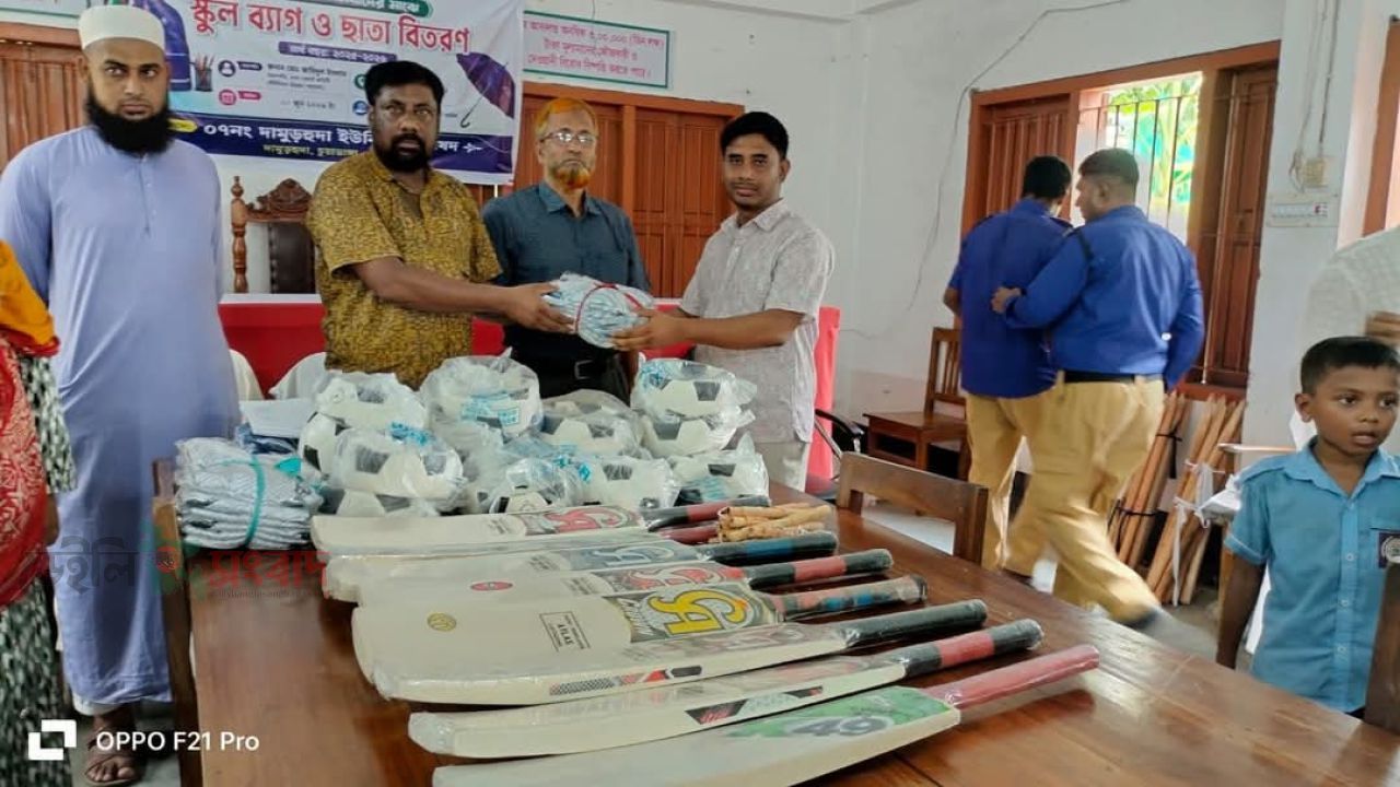 দামুড়হুদা ইউনিয়ন পরিষদে মেধাবী শিক্ষার্থীদের মাঝে শিক্ষা উপকরণ বিতরণ।