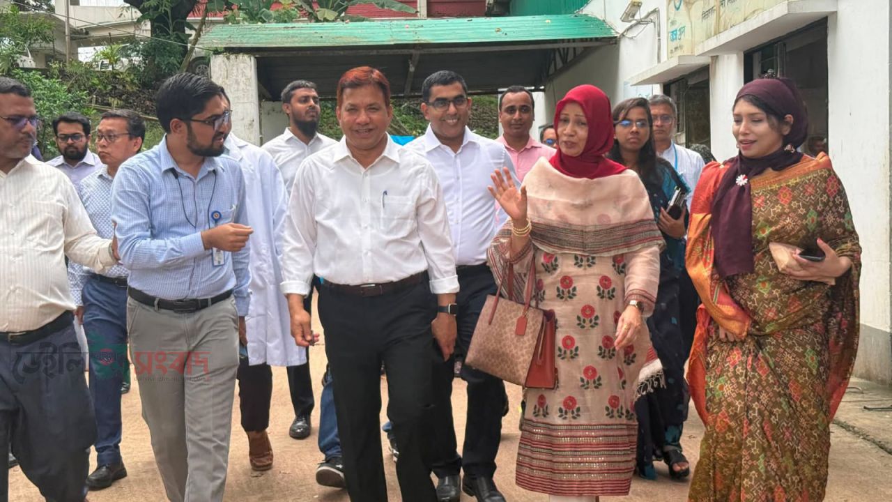 উখিয়া স্বাস্থ্য কমপ্লেক্স পরিদর্শন করলেন স্বাস্থ্য  পরিবার কল্যাণ মন্ত্রণালয়ের সচিব 