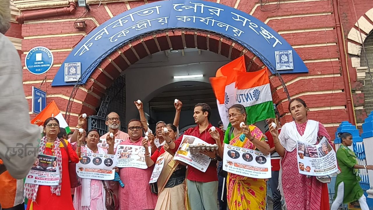 জরুরি অবস্থার ৫১তম‌ বর্ষপূর্তি উপলক্ষে কলকাতার পুরসভা অভিযান করলেন। 