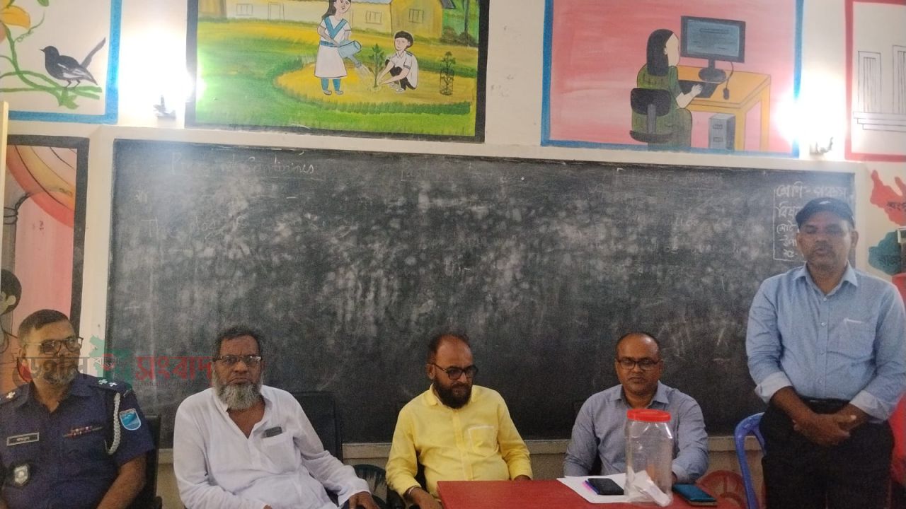 হরিরামপুরে আন্ধারমানিক মডেল সরকারি প্রাথমিক বিদ্যালয়ের ম্যানেজিং কমিটির নির্বাচন  উৎসব মুখর পরিবেশ সুশৃঙ্খলভাবে অনুষ্ঠিত। 