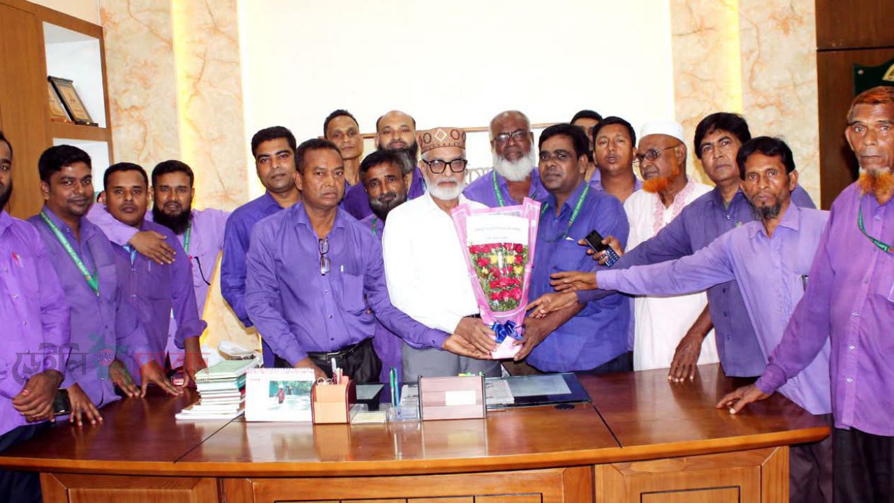 জেলা পরিষদ প্রশাসকে ফুলেল শুভেচ্ছা