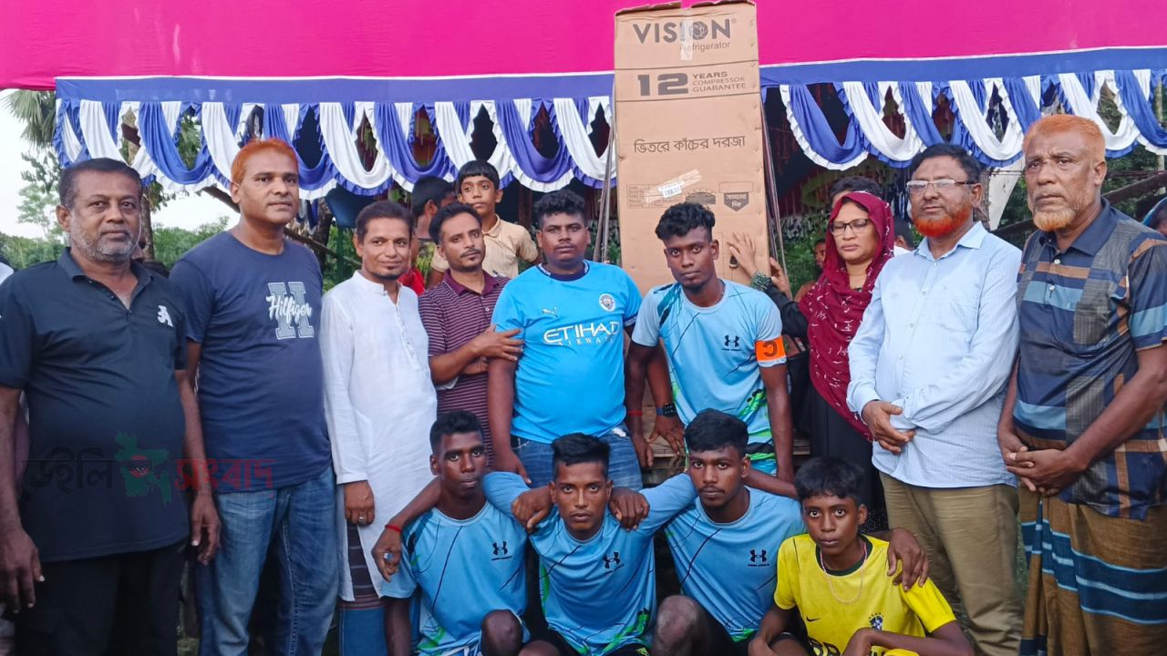 সাতক্ষীরা কালিগঞ্জে ৮ দলিও ফুটবল  টুর্ণামেন্টের ড্রিম ফাইনাল খেলা অনুষ্ঠিত 