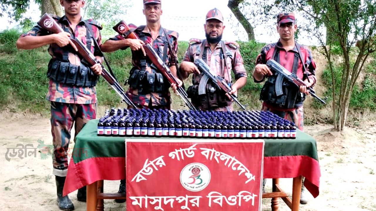 চাঁপাইনবাবগঞ্জে ৫৩ বিজিবির অভিযানে বিপুল পরিমাণ ভারতীয় মাদক জব্দ