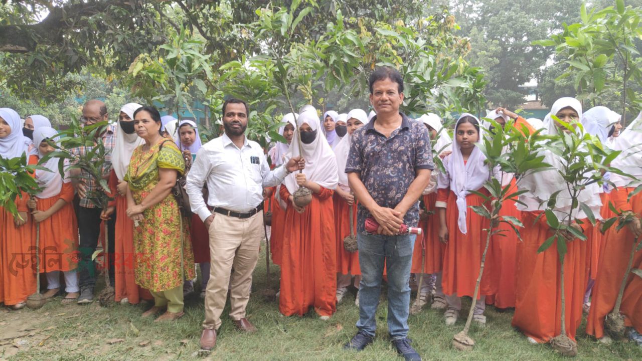 ব্র্যাকের উদ্যোগে চাঁপাইনবাবগঞ্জে ১৩ হাজারের বেশি গাছের চারা বিতরণ কর্মসূচি 