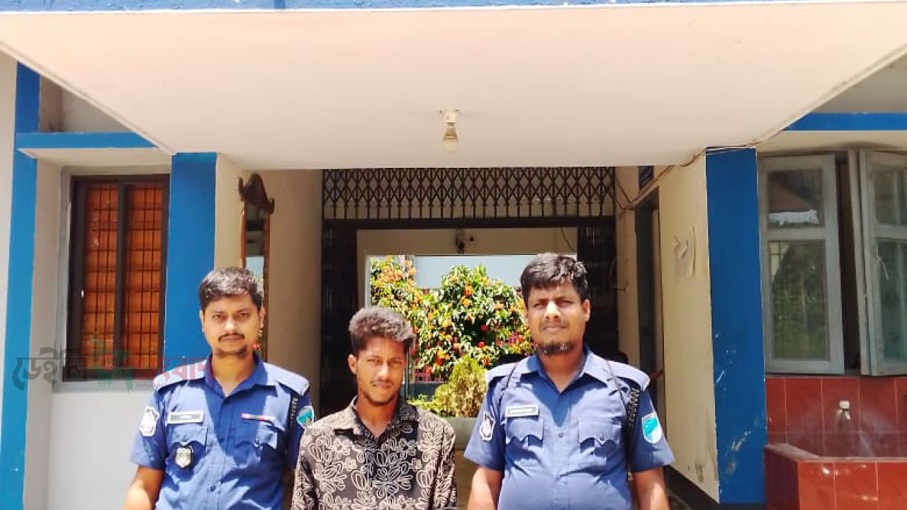হরিরামপুরে ভাঙারি ব্যবসায়ীকে মারধর ও চাঁদাবাজির মামলায় ওয়ারেন্টভুক্ত ১ জন আসামি গ্রেফতার।