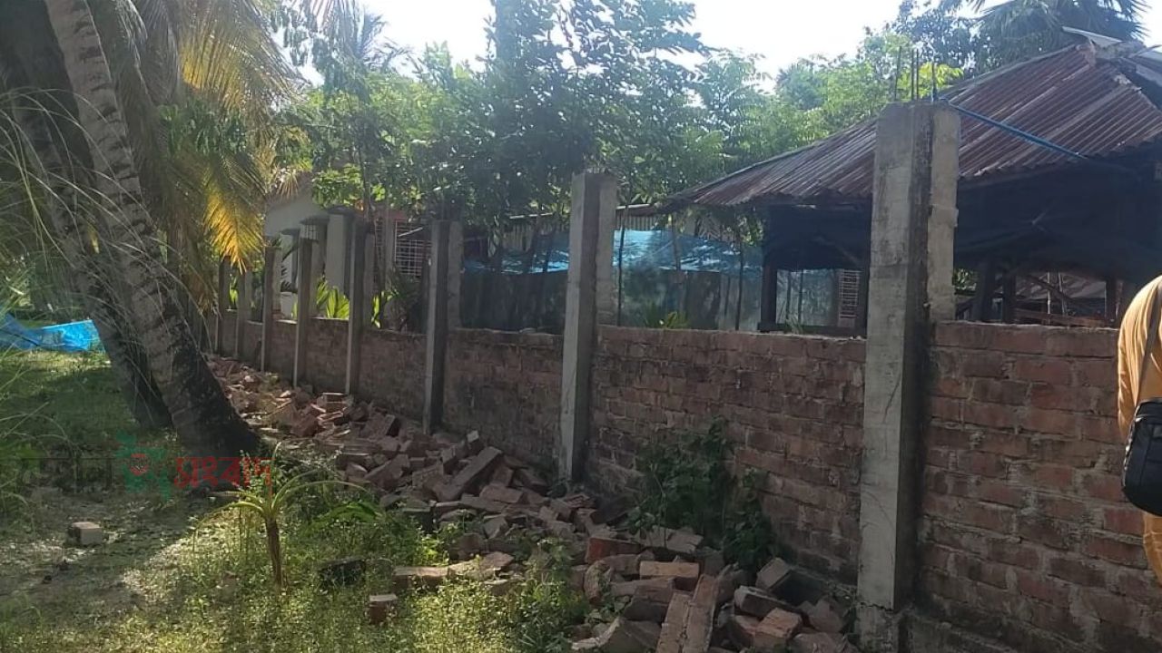 মোল্লাহাটে প্রতিবেশীর সীমানা প্রাচীর ভাঙার অভিযোগ