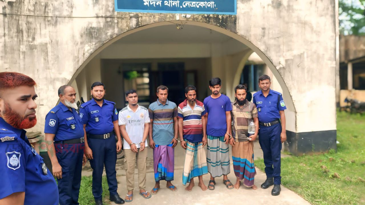 মদনে চার জুয়াড়িসহ ৫ জন আটক, আদালতে প্রেরণ