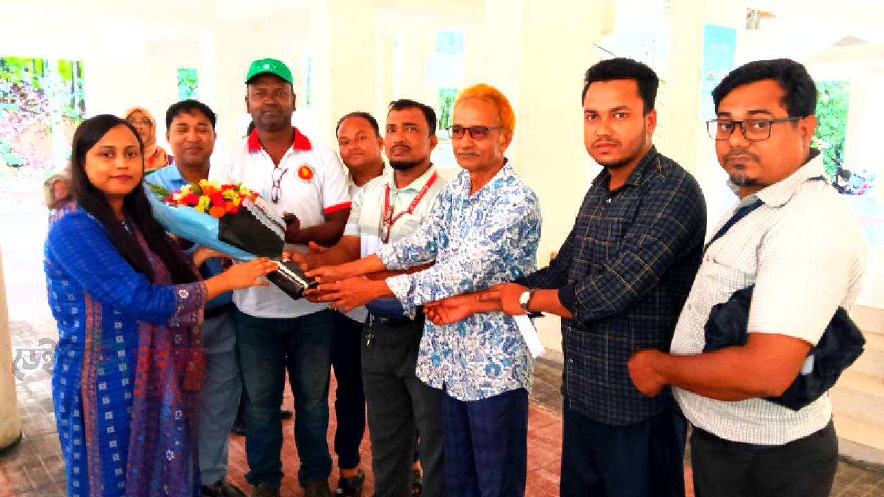 উখিয়া উপ‌জেলা নির্বাহী কর্মকর্তার সাথে সেন্ট্রাল প্রেসক্লাবের পুষ্পিত শুভেচ্ছা বিনিময়