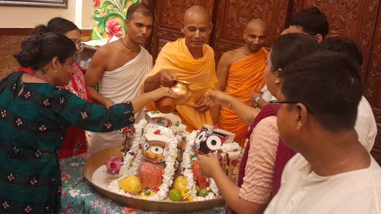 কলকাতার ইসকন মন্দিরে অনুষ্ঠিত হলো-- জগন্নাথ দেবের সান পূর্ণিমা। 
