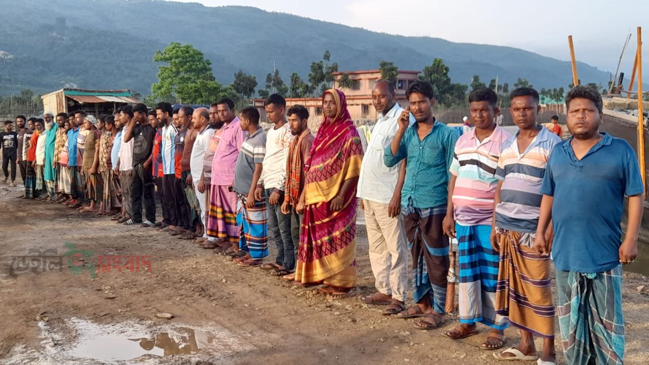 বড়ছড়ায় ব্যবসায়িদের হয়রানি ও অপপ্রচারের প্রতিবাদে মানববন্ধন 