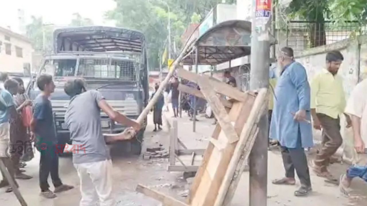 বগুড়ার সাতমাথায় সিটি করপোরেশনের উচ্ছেদ অভিযান