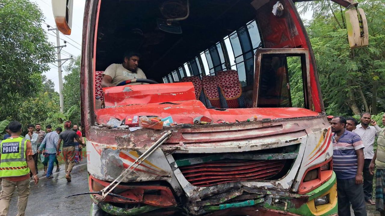 কালুখালীতে বাস-পিকআপের মুখোমুখি সংঘর্ষে নিহত ১