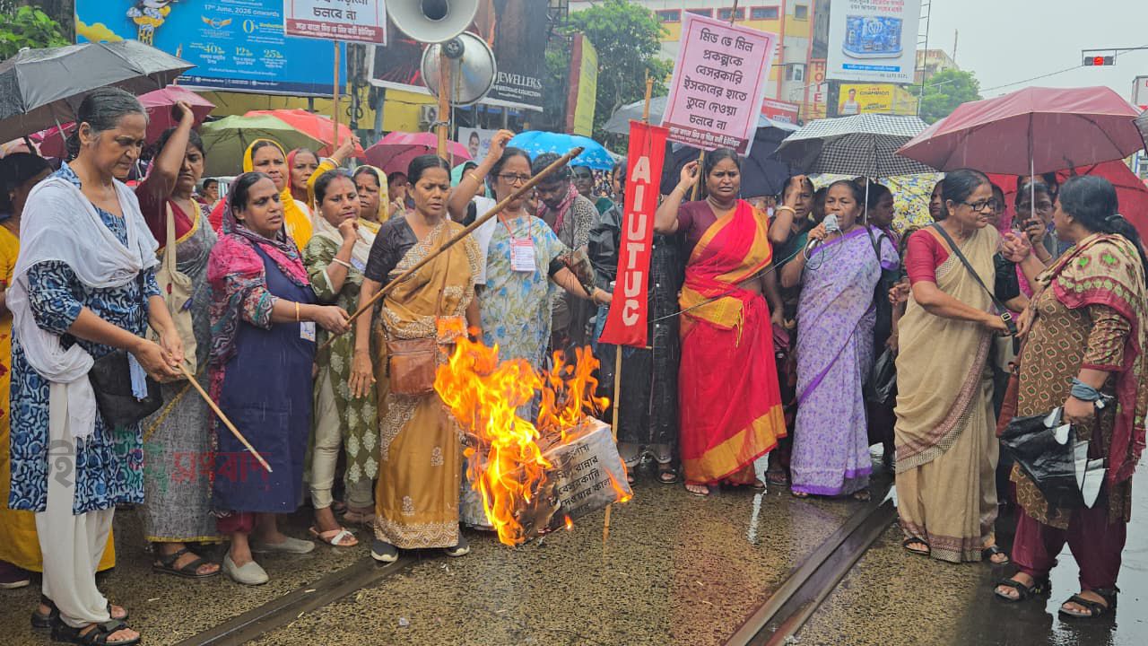 সারা বাংলা মিড ডে মিল কর্মীরা, বিভিন্ন দাবী নিয়ে  প্রতিবাদ মিছিল ও ডেপুটেশন দিলেন। 