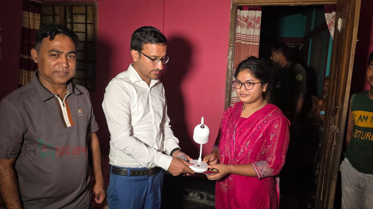নবীগঞ্জ রাতের আধারে ইউএনও এইচএসসি পরীক্ষার্থীদের বাসা- বাড়িতে! শিক্ষার্থীদের মনে আনন্দ উল্লাস- অনেকই ভাবছেন এটা বাস্তব না স্বপ্ন?