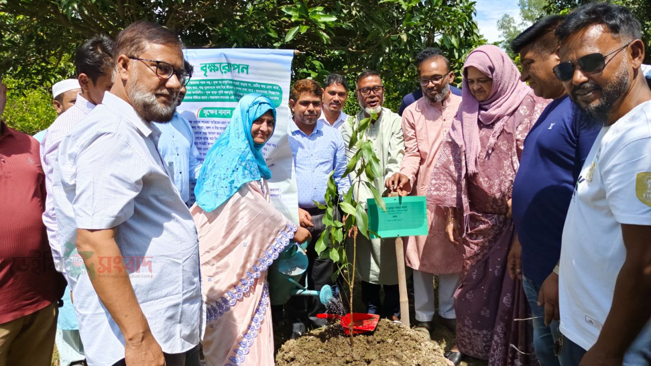 এসওএস চিলড্রেনস ভিলেজ এর গাছের চারা ও শিক্ষা উপকরণ প্রদান