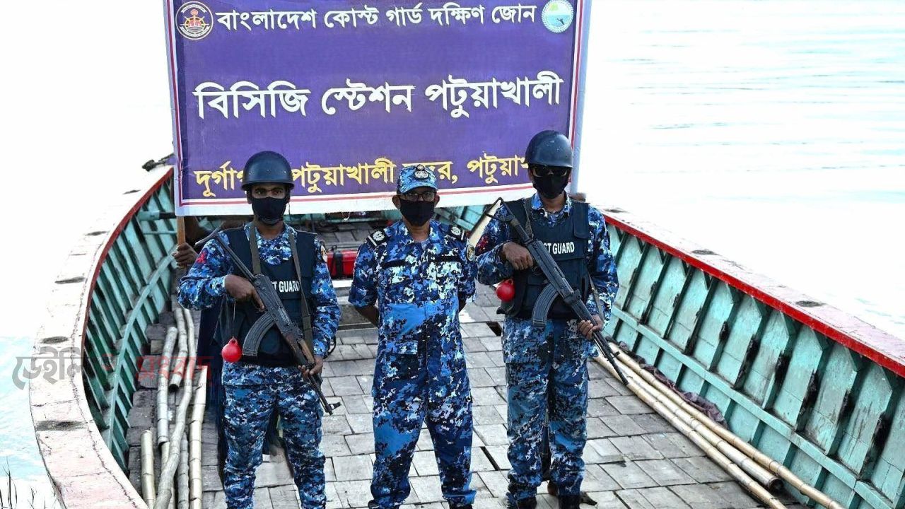 কোস্ট গার্ডের বিশেষ অভিযান: ঢাকা থেকে চুরি হওয়া পর্যটন বোট পটুয়াখালীতে উদ্ধার