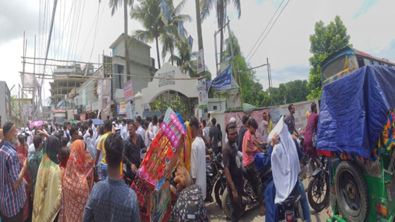 প্রথম দিনে পরীক্ষা শেষে জয়পাড়া কলেজ গেটে অভিভাবকদের ভিড়, সড়কে প্রকট যানজট