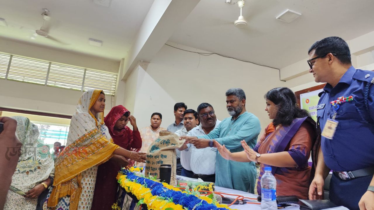 বদলগাছীতে  প্রান্তিক কৃষকদের   মাঝে বিনামূল্যে বীজ-সার ও কৃষি উপকরণ বিতরণ 