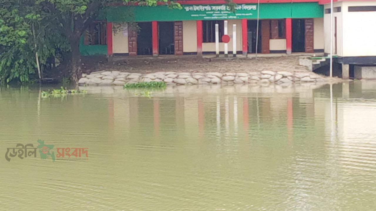 দোয়ারাবাজারে স্কুল যাতায়াতে শিক্ষার্থীদের কষ্ট, শিক্ষকদের অর্থায়নে পেলো নৌকা। 