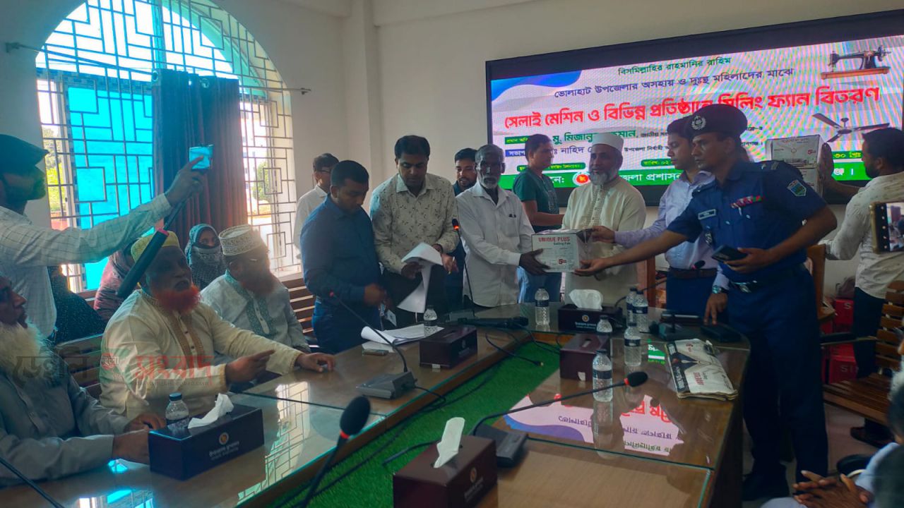 স্থানীয় এমপি ড. মু. মিজানুর রহমানের ভোলাহাটে বিভিন্ন প্রতিষ্ঠান পরিদর্শন! গরীব-দুঃখী ও শিক্ষা প্রতিষ্ঠানে সেলাই মেশিন ও সিলিং ফ্যান বিতরণ!!