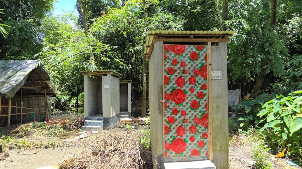 বারহাট্টায়  আমার গ্রাম আমার শহর প্রকল্পের টয়লেট নির্মাণে অনিয়মের অভিযোগ, হাত দিয়ে টানলেই উঠে আসছে সিমেন্ট ও প্লাস্টার 