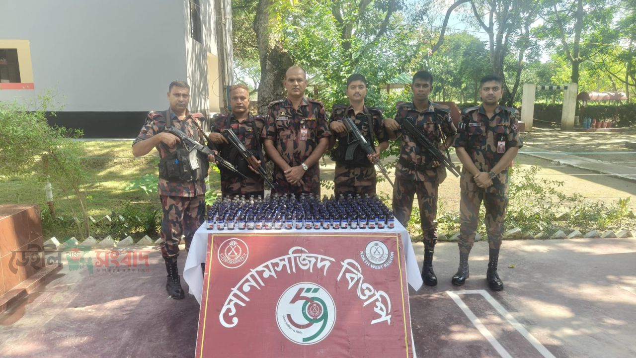 ​সোনামসজিদ সীমান্তে ৫৯ বিজিবির অভিযান বিপুল পরিমাণ মাদকদ্রব্য উদ্ধার