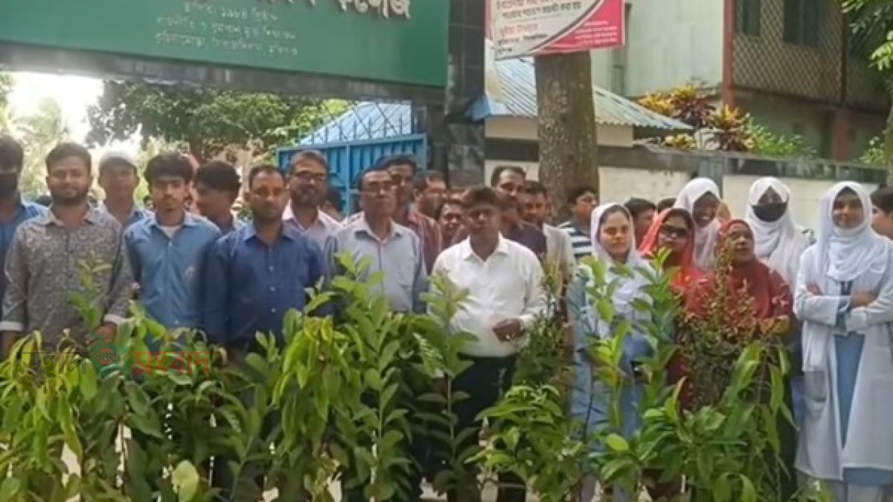 সবুজ বাংলাদেশ গড়ার প্রত্যয়ে বিক্রমপুর আদর্শ কলেজে বৃক্ষরোপণ কর্মসূচি পালিত