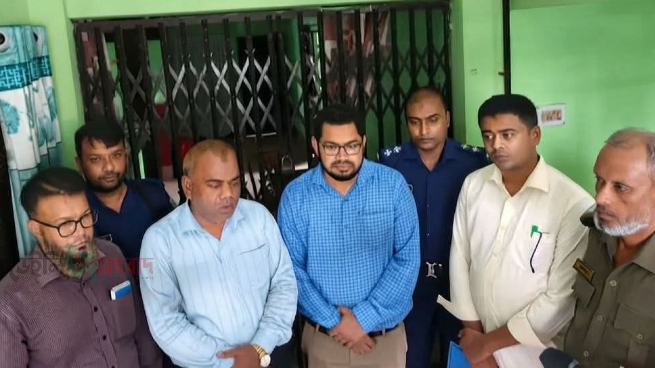 চুয়াডাঙ্গায় প্রশাসনের অভিযান: টের পেয়েই তালা দিয়ে পালিয়ে গেলেন 'ভুয়া সনোলজিস্ট' আক্তারুজ্জামান।
