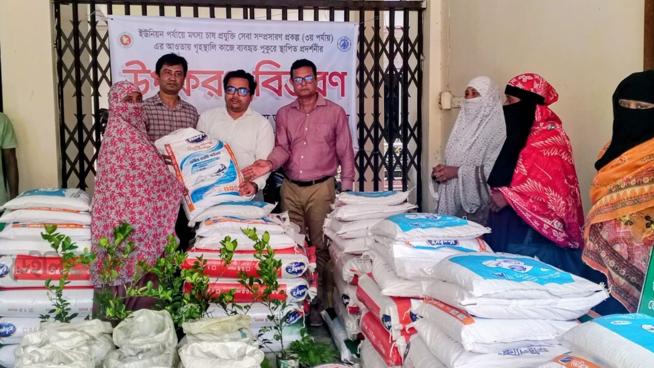 ‎মণিরামপুরে নারী-পুরুষ মৎস্যচাষীদের মাঝে মাছের পোনা ও কৃষি উপকরণ প্রদান