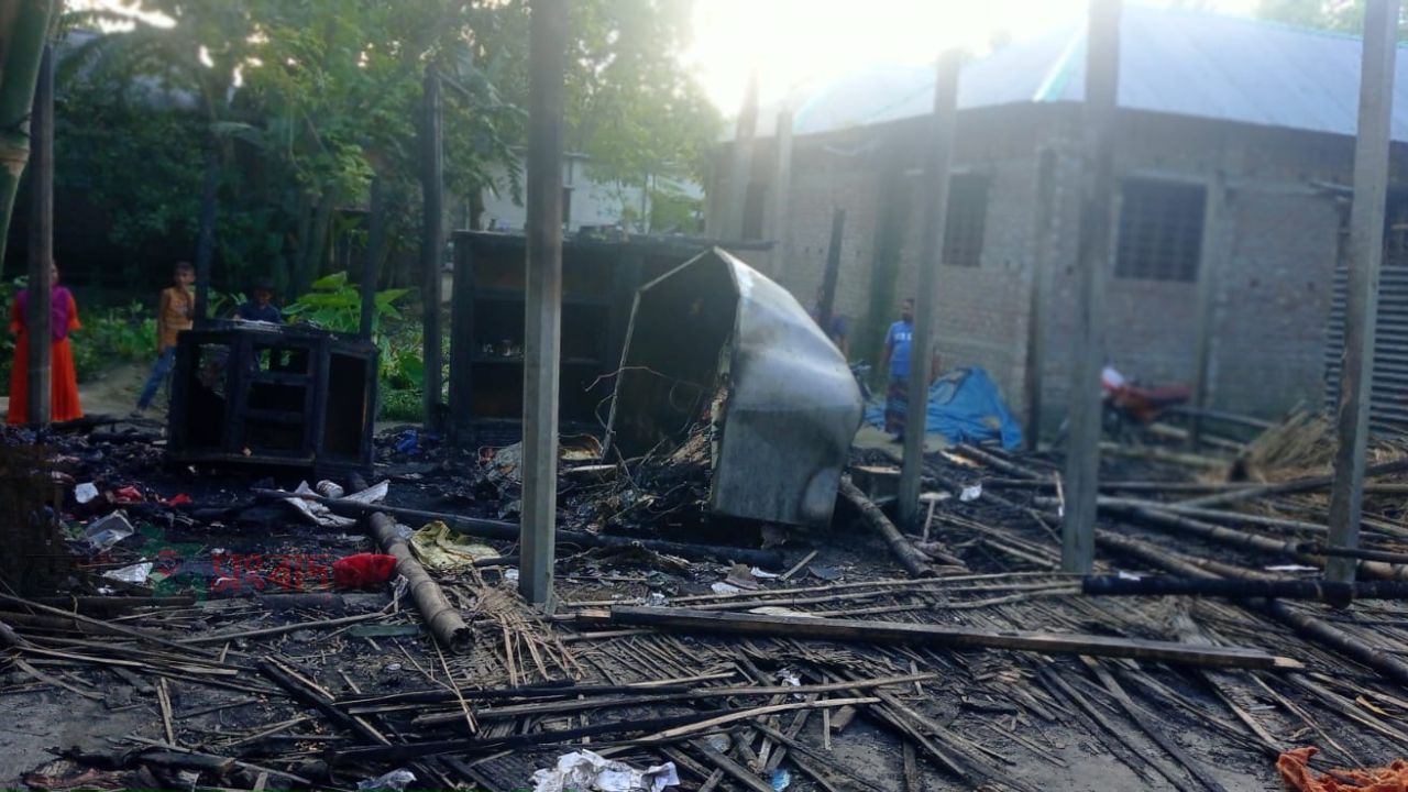 অসহায় পরিবার আগুনে ঘর-বাড়ী বস্পীয়ভূত।