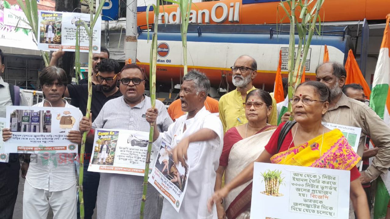 পরিবহন ব্যবস্থাকে সচল রাখতে এবং আঁখ চাষীদের বাঁচিয়ে রাখতে আঁখ নিয়ে অভিনব প্রতিবাদ ও মিছিল।