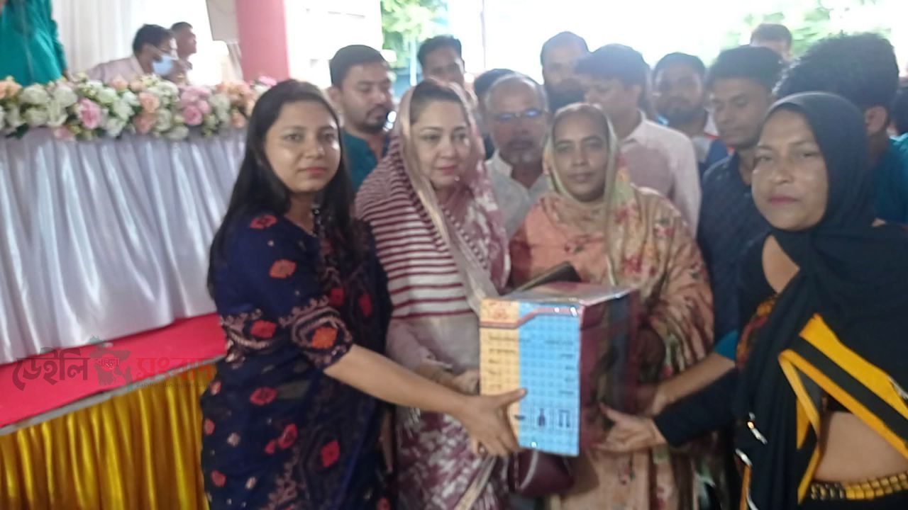 ২০২৫-২৬ অর্থবছরের এডিপির আওতায় ফরিদপুর সদরে সেলাই মেশিন ও বাইসাইকেল বিতরণ